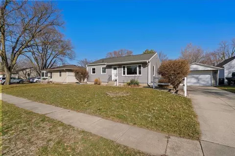 1316 Hawthorne Dr, Cedar Falls, IA 50613