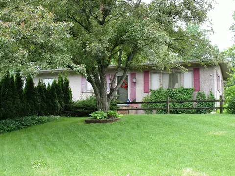 1341 Pleasant Valley Dr, Waterloo, IA 50701