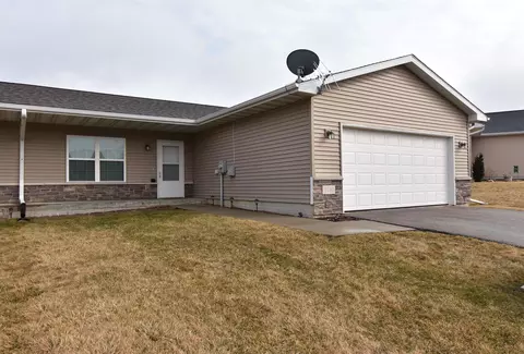 5740 Summerland Dr, Waterloo, IA 50701