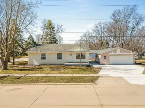 3423 Woodridge Dr, Cedar Falls, IA 50613