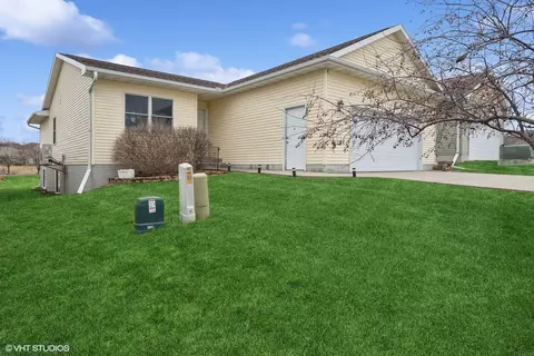 5726 Summerland Dr, Waterloo, IA 50701