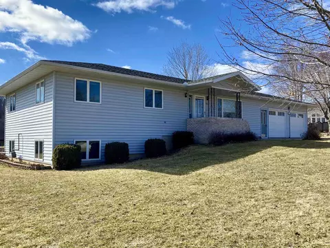 801 Clearview Dr, Decorah, IA 52101