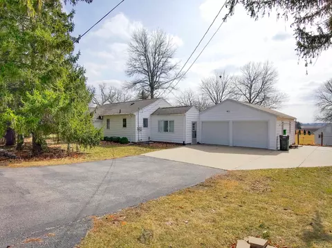 161 W Orange Rd, Waterloo, IA 50701