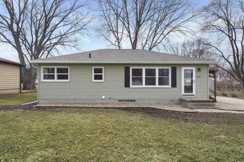 1521 Orchard Dr, Cedar Falls, IA 50613