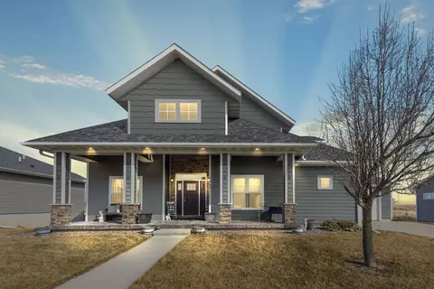 4407 Berry Hill Rd, Cedar Falls, IA 50613