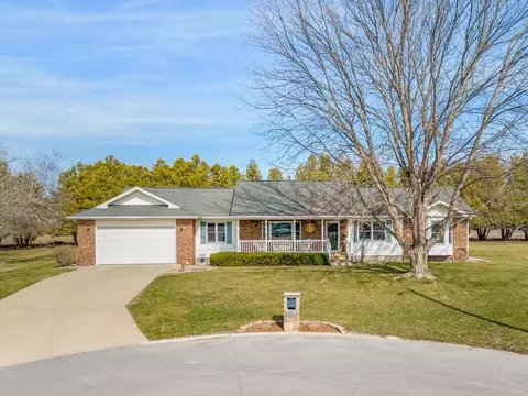 220 Briarwood Ct, Sumner, IA 50674