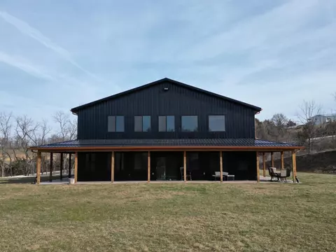 1372 Bakkum Rd, Waukon, IA 52172