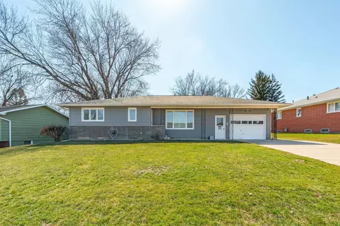 112 Park Ln, Waterloo, IA 50702