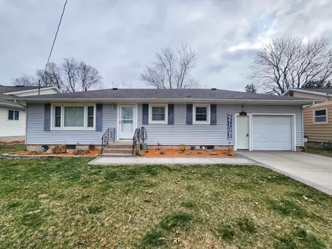 1113 N 4th St, Manchester, IA 52057