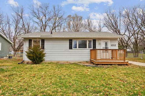 1212 Lilac Ln, Cedar Falls, IA 50613