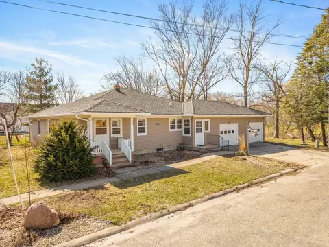 513 W 2nd St, Sumner, IA 50674