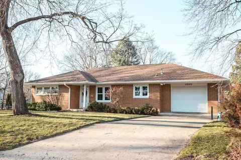 1005 W 16th St, Cedar Falls, IA 50613