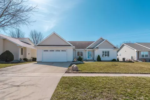 2113 Green Creek Rd, Cedar Falls, IA 50613