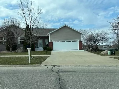 1224 Hummingbird Cir, Waterloo, IA 50702