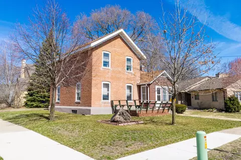 96 NW 4th Nw Ave, Waverly, IA 50677