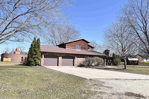 335 2nd St S, Winthrop, IA 50682