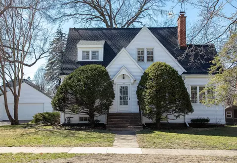 320 Columbia Cir, Waterloo, IA 50701
