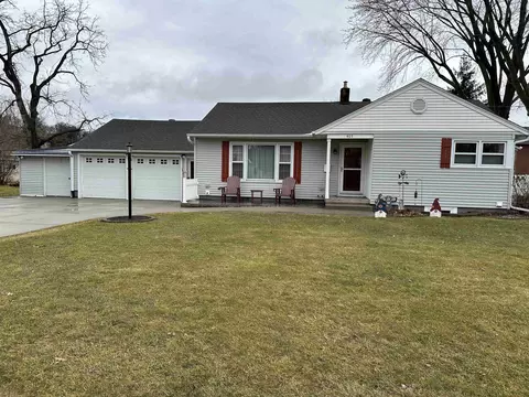 405 Mound St, Decorah, IA 52101