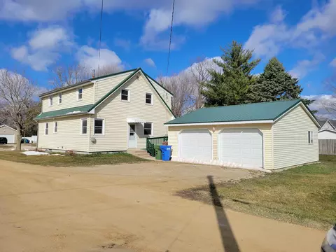 611 W 3rd Ave, Cresco, IA 52136