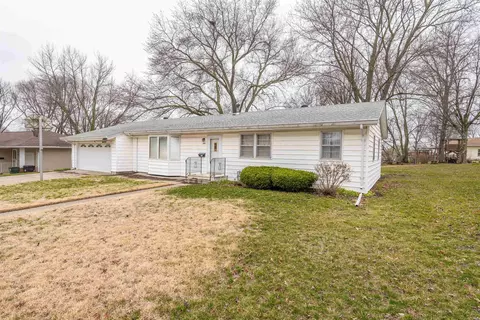 3215 Homeway Dr, Cedar Falls, IA 50613