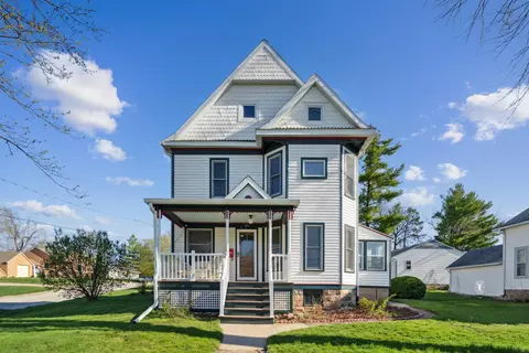 721 W 12th St, Cedar Falls, IA 50613