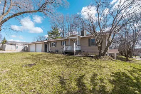 1334 Brenton Dr, Cedar Falls, IA 50613