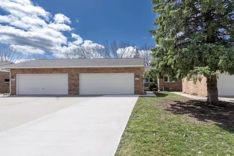 1909 Pinehurst Ln, Waterloo, IA 50701