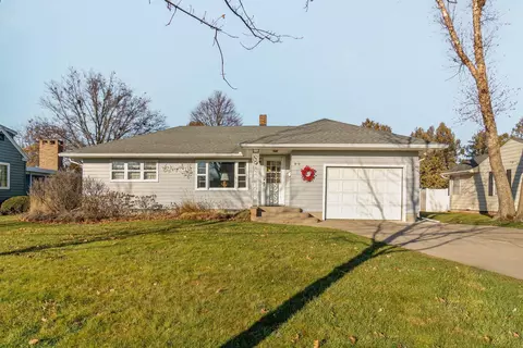 812 W 3rd St, Sumner, IA 50674