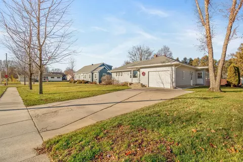 812 W 3rd St, Sumner, IA 50674 photo 2