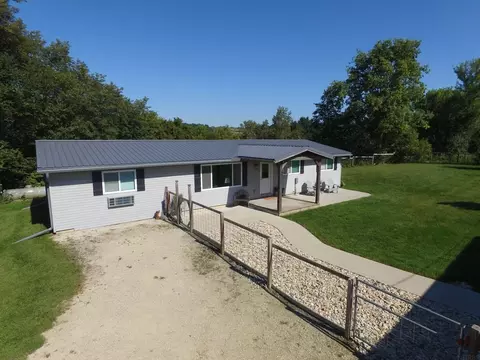 101 Union St, Clermont, IA 52135