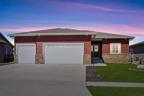 4217 Thresher Ct, Cedar Falls, IA 50613