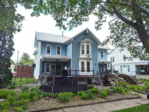 122 W 5th Ave, Cresco, IA 52136