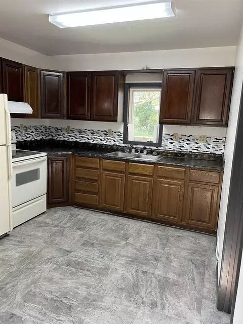 516 Maynard Ave, Waterloo, IA 50701 photo 2