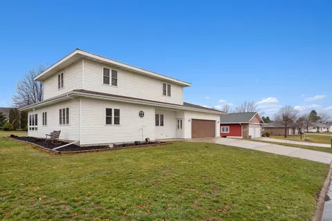 1301 Nash St, Aplington, IA 50604