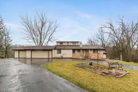 8830 Commanche Trl, La Porte City, IA 50651