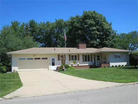 606 Hilltop Rd, Waterloo, IA 50701