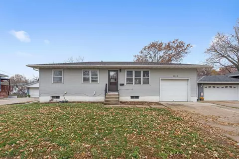 2558 W 9th St, Waterloo, IA 50702