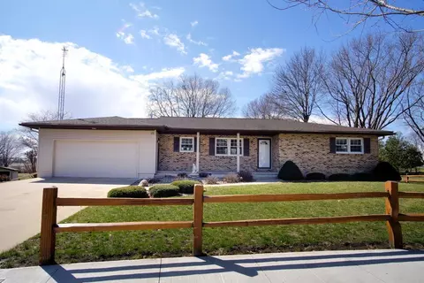122 Willow Lawn Dr, Waverly, IA 50677