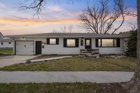 605 10th St, Grundy Center, IA 50638