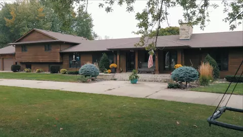 1106 Ellis Dr, Charles City, IA 50616