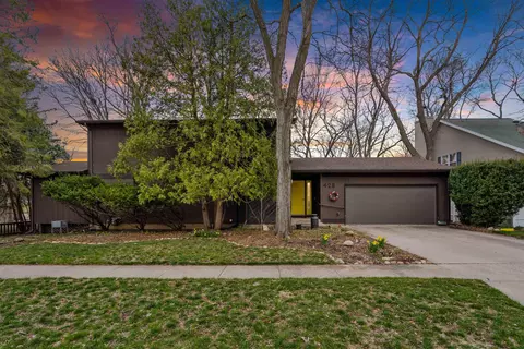 428 1st St SE, Waverly, IA 50677