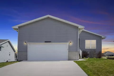 5846 Summerland Dr, Waterloo, IA 50701