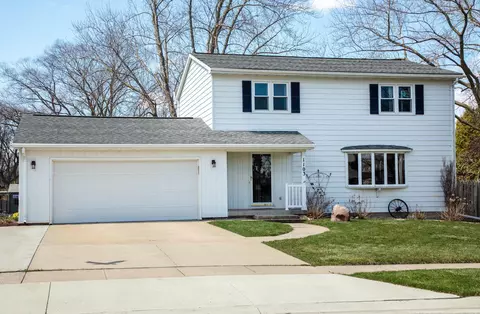 1103 Woodring Dr, Waverly, IA 50677