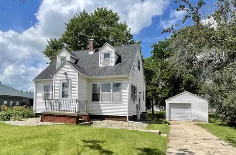 1254 6th St, Jesup, IA 50648