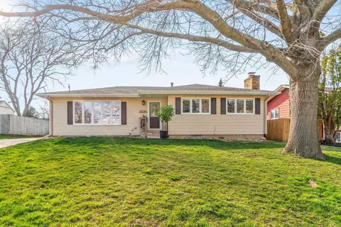 3220 W Ridge Dr, Waterloo, IA 50701