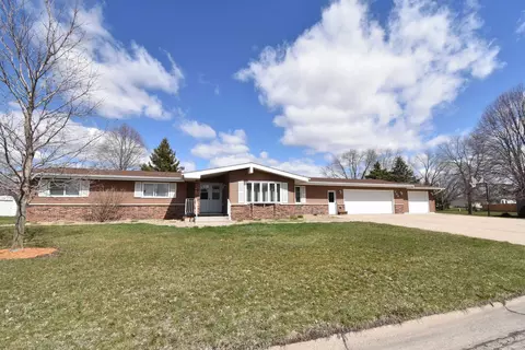 108 Crescent Dr, Manchester, IA 52057