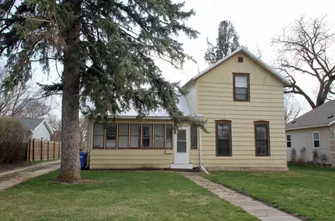 906 E Bremer Ave, Waverly, IA 50677