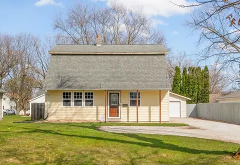 1121 Oregon St, Waterloo, IA 50702