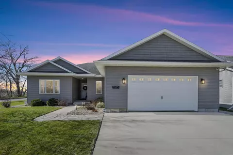 1103 Meadow View Ln, Waverly, IA 50677