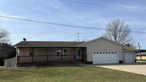 106 W Dover St, Ionia, IA 50645